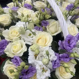 Роза, эустома в корзине