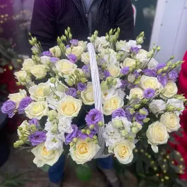 Роза, эустома в корзине